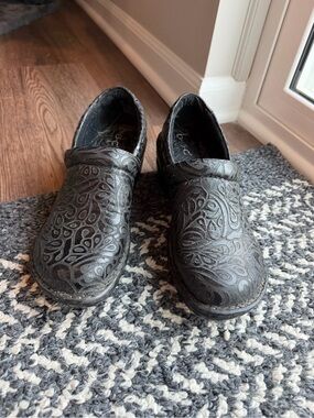 B.o.c. Nurse shoes